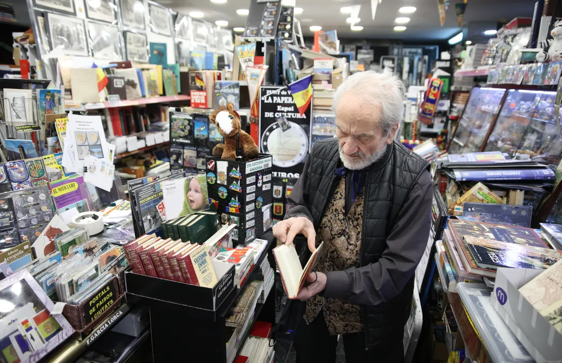 Charly Forés remenava ahir entre els llibres de La Paperassa, que obre puntualment cada dia i que tan sols conté, diu, el 10% de les seves col·leccions.