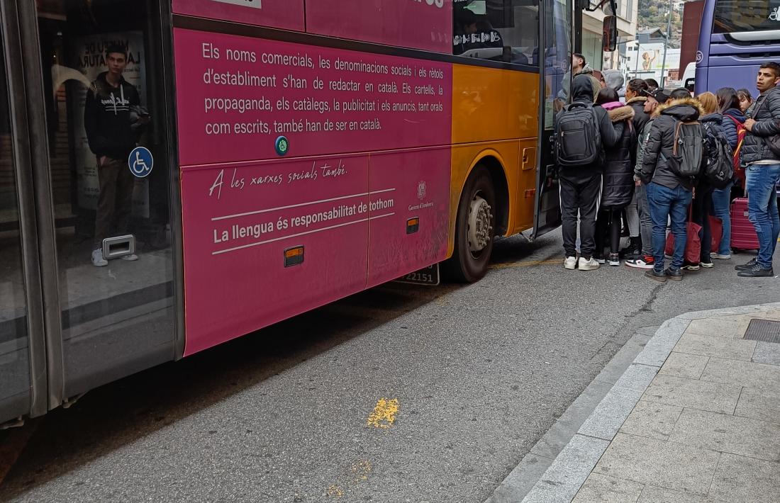 Aglomeració d’usuaris en una parada de bus esperant l’L4, avui a la tarda.