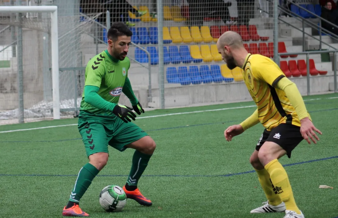 ‘Villa’, en un partit amb la UE Sant Julià contra la UE Santa Coloma, intenta driblar Miguel Ruiz.