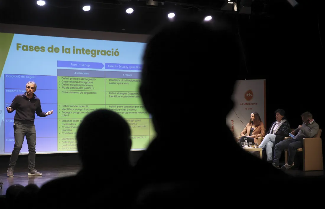 Un moment de la reunió de poble d’ahir al teatre de Les Fontetes.