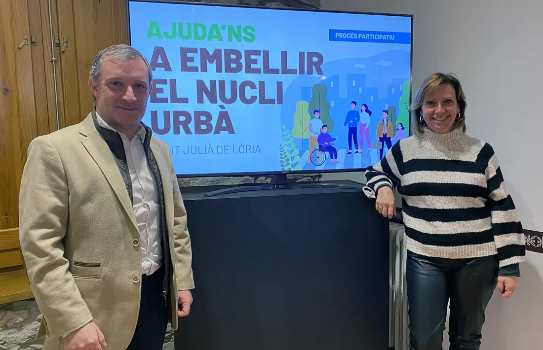 Els cònsols de Sant Julià de Lòria, Josep Majoral i Mireia Codina, amb el cartell del segon procés participatiu de la parròquia.