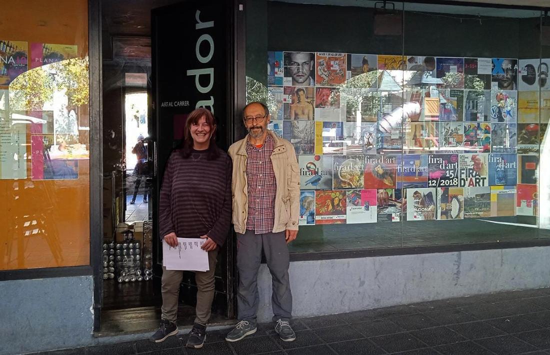 Jose Travé, amb Ramon Berga, un altre dels impulsors de la iniciativa, a la porta de l'Aparador.