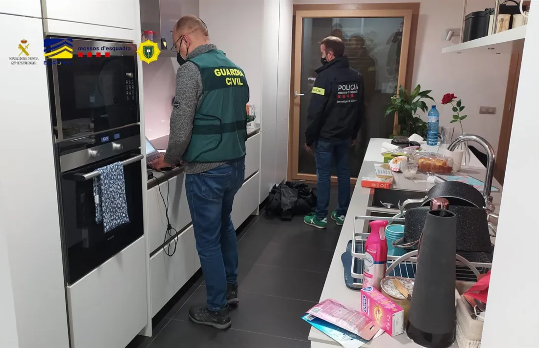 Membres de la guàrdia civil i els mossos durant la intervenció que es va fer a Andorra el gener del 2021.