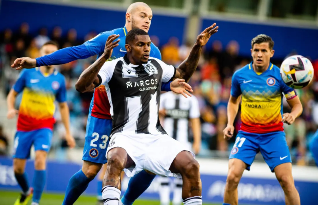 Diego Alende defensant al davanter del Llevant, Wesley.