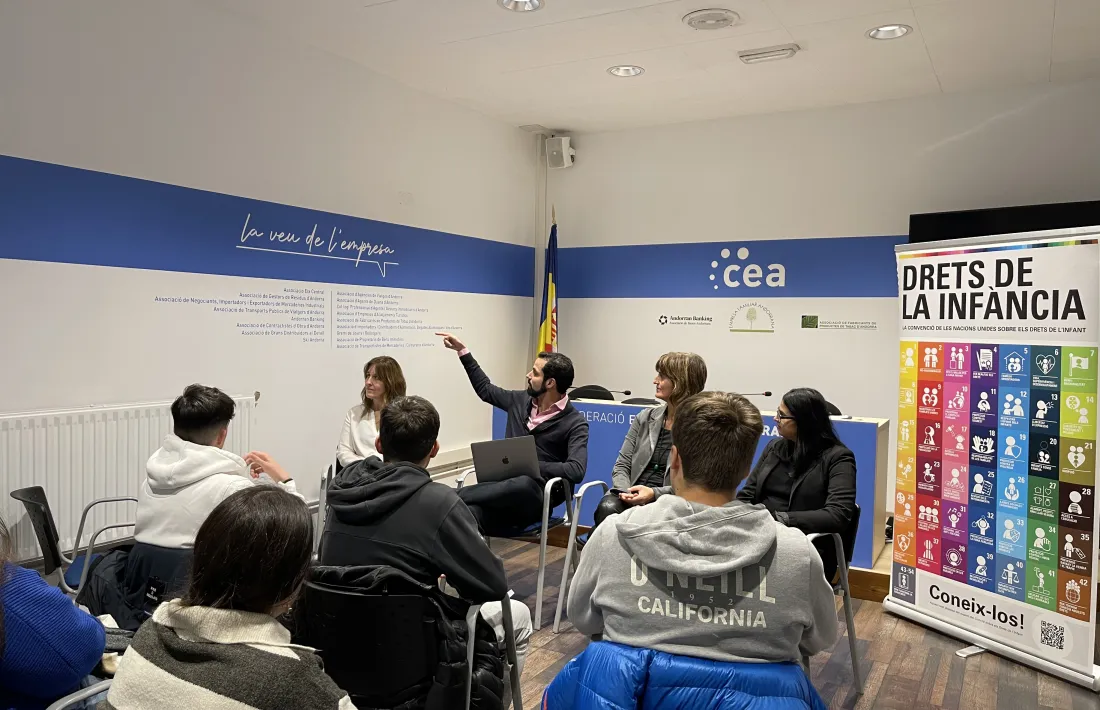 Un moment de la sessió de la CEA amb els joves.