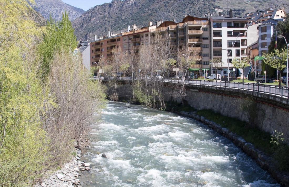 En el pas per zones urbanes i a prop de pistes la presència de plàstics és més evident. 