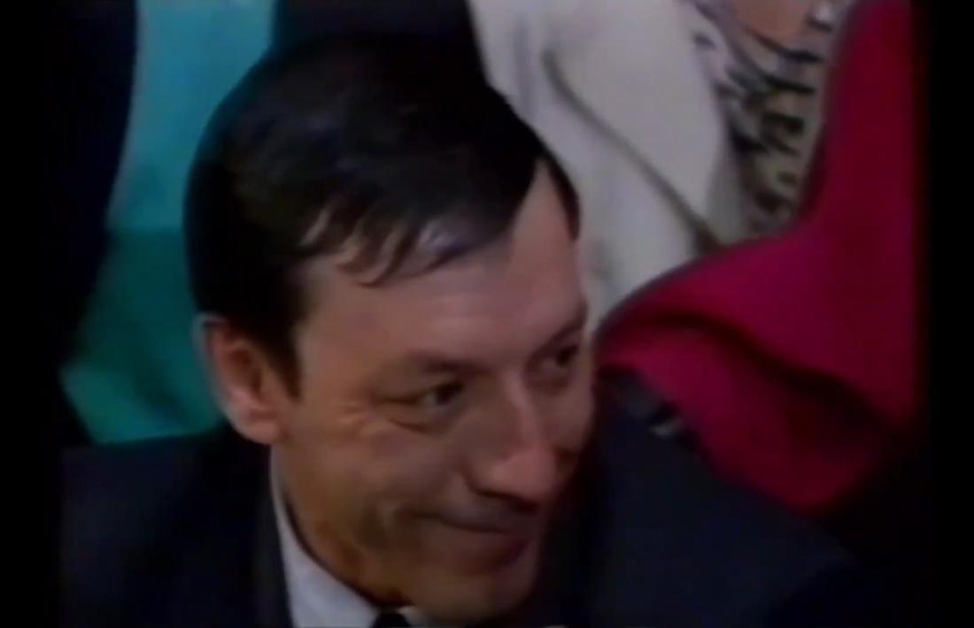 Morell en dos gestos característics que delataven un tarannà sorneguer rere un posat sovint greu.