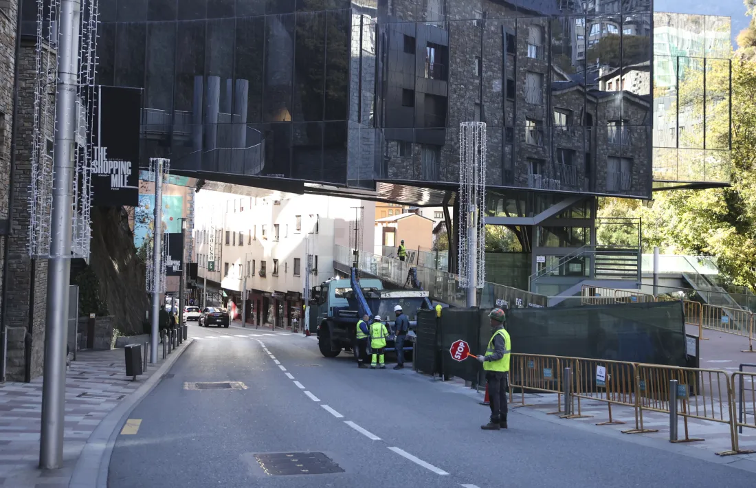 Per accedir a l’Espai Caldes s’ha de fer eslàlom entre les obres.