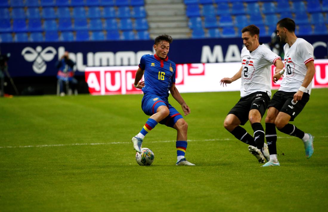 Álex Martínez, defensat per Wöber i Grillitsch, va ser substituït al minut 75 per un altre debutant, Izan Fernández.