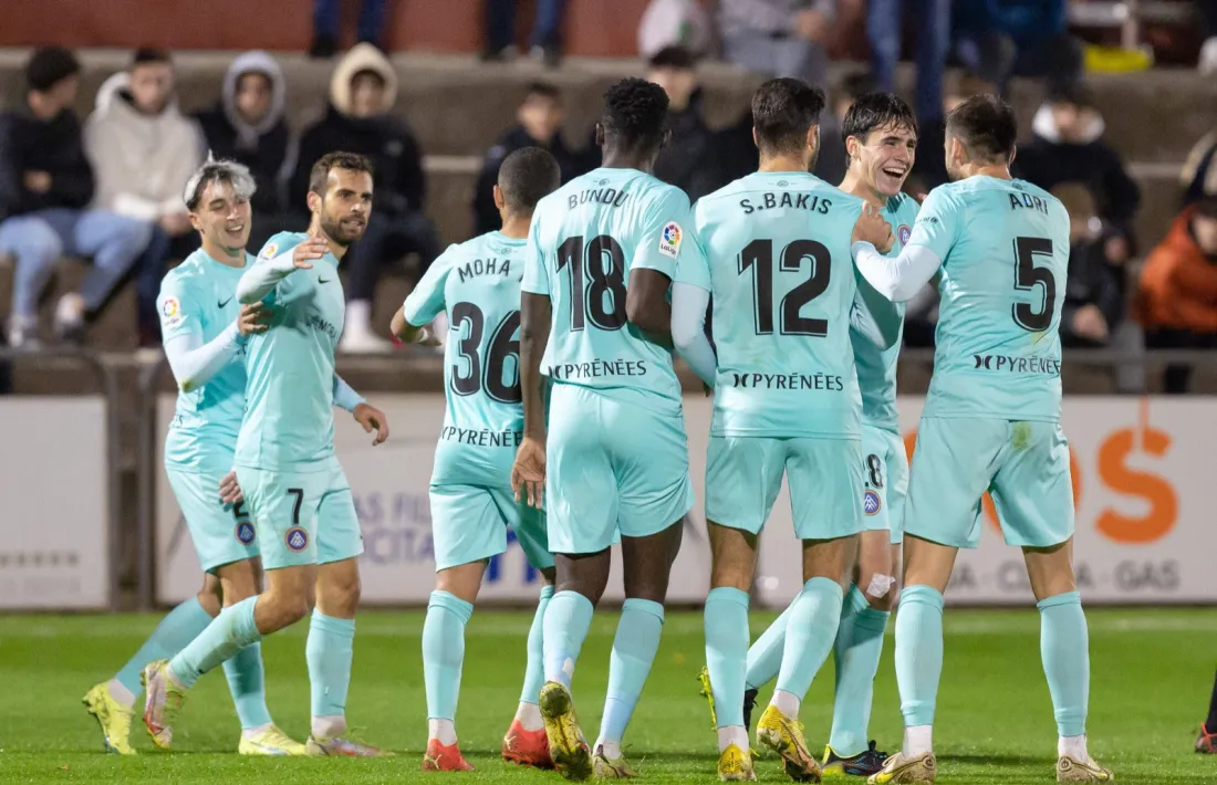 ‘Bomba’ somriu a Adrià Vilanova i els altres jugadors celebren el 0 a 1 de Sinan Bakis a centrada del jove jugador de 16 anys,