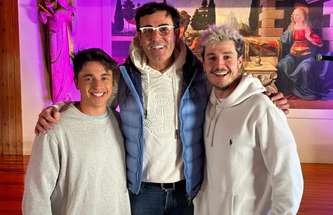 Pepe Chisvert amb Miki Núñez i Cesc Sansalvadó, dos dels artistes convidats. 