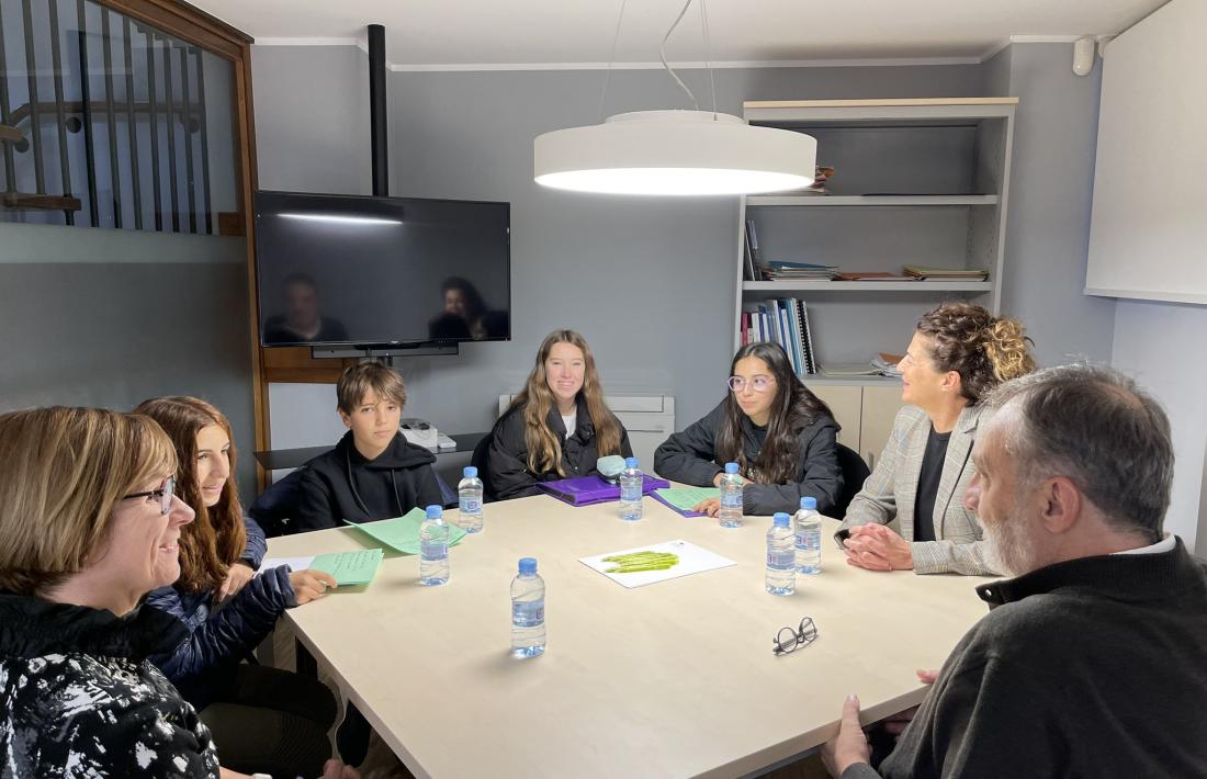 Els alumnes de segona ensenyança de Santa Coloma amb Marc Vila, ahir.