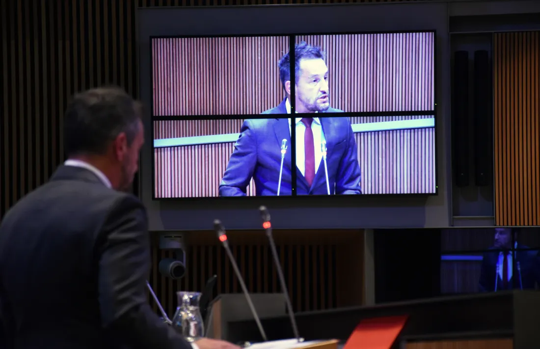 El president del grup parlamentari socialdemòcrata, Pere López, argumentant l’esmena a la totalitat al projecte de pressupost.