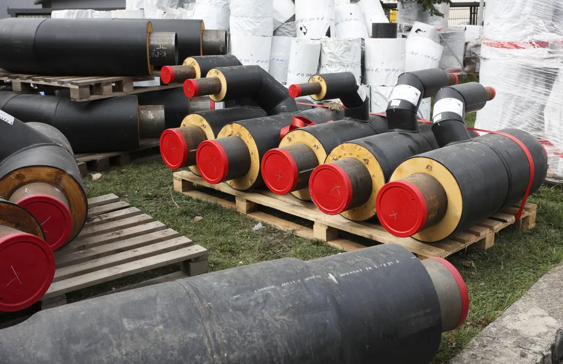 Tubs de les obres de la xarxa de calor que es fan al carrer Prat de la Creu.