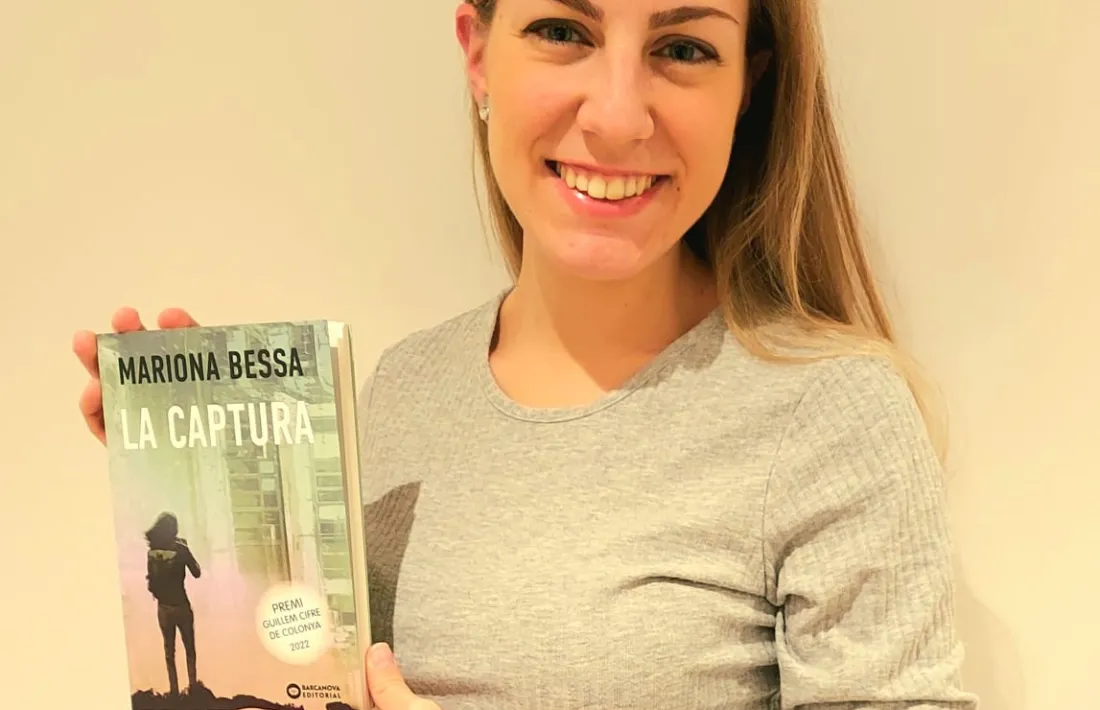 La novel·lista escaldenca posa, satisfeta, amb un exemplar de ‘La captura’.