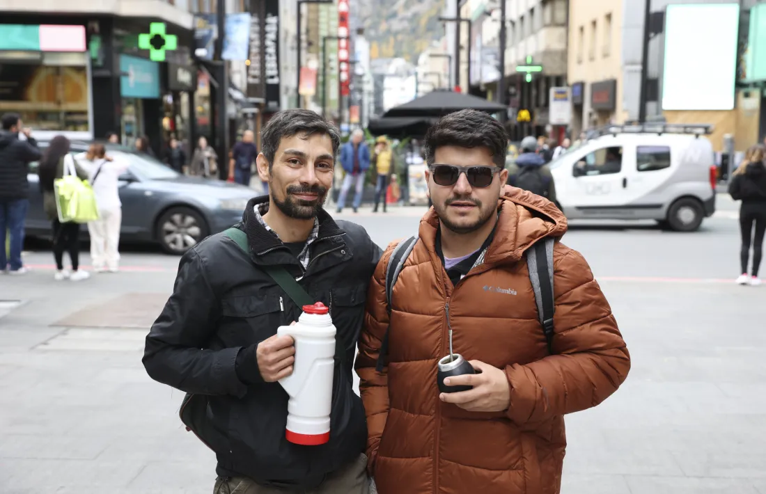 El Javier Alcaraz, a l’esquerra de la imatge, amb un amic a la recerca de feina i pis.