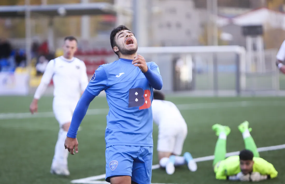 Guillaume López celebrant l’1 a 0 després de fer bona una assistència de Casadesús.