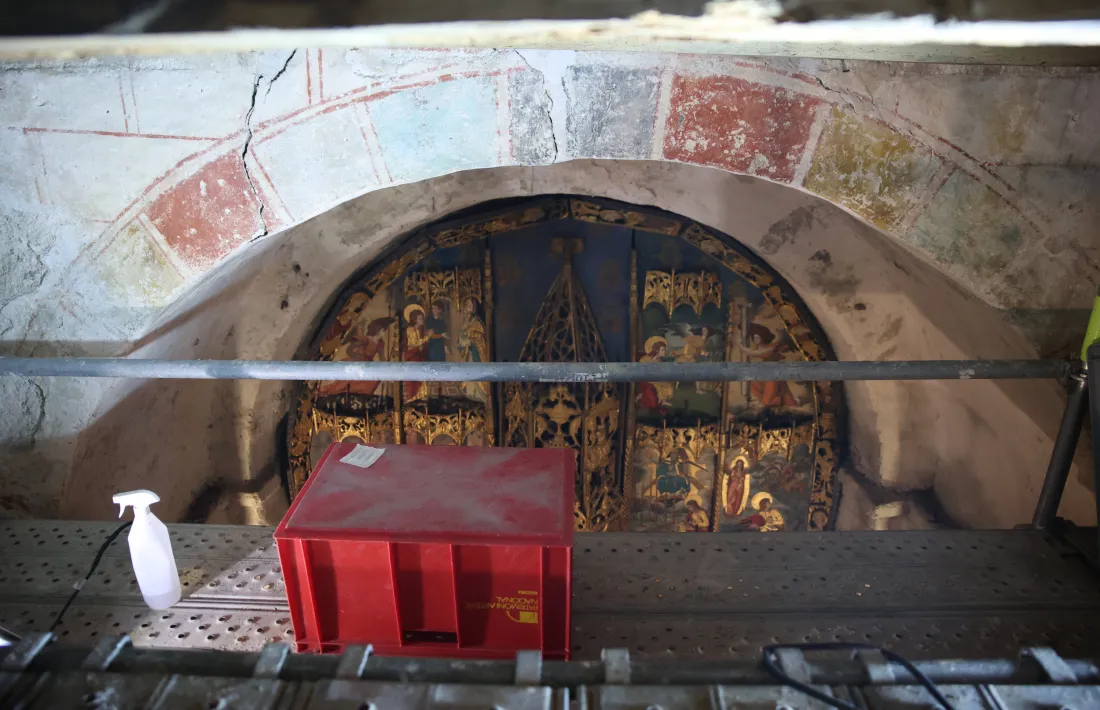 La intervenció ha permès restituir la decoració original de l’arc triomfal, consistent a carreus pintats.