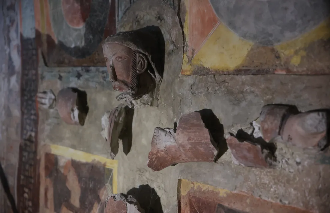 Raríssim primer pla del Crist Majestat d’estuc, envoltat també per falsos carreus que s’han restaurat.