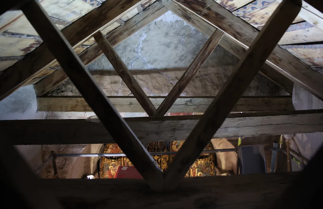 Les bigues i tirants de la coberta son les originals del segle XIII. També s'han netejat.