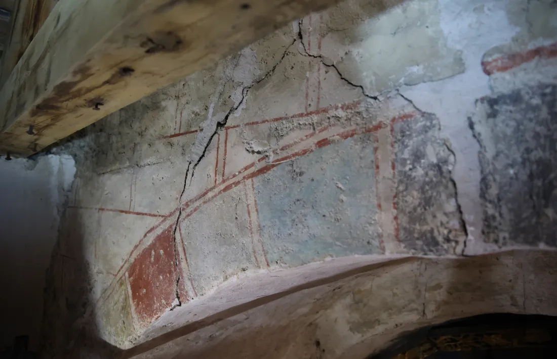 Detall de la decoració de l'arc triomfal que s'ha descobert sota la capa de calç.