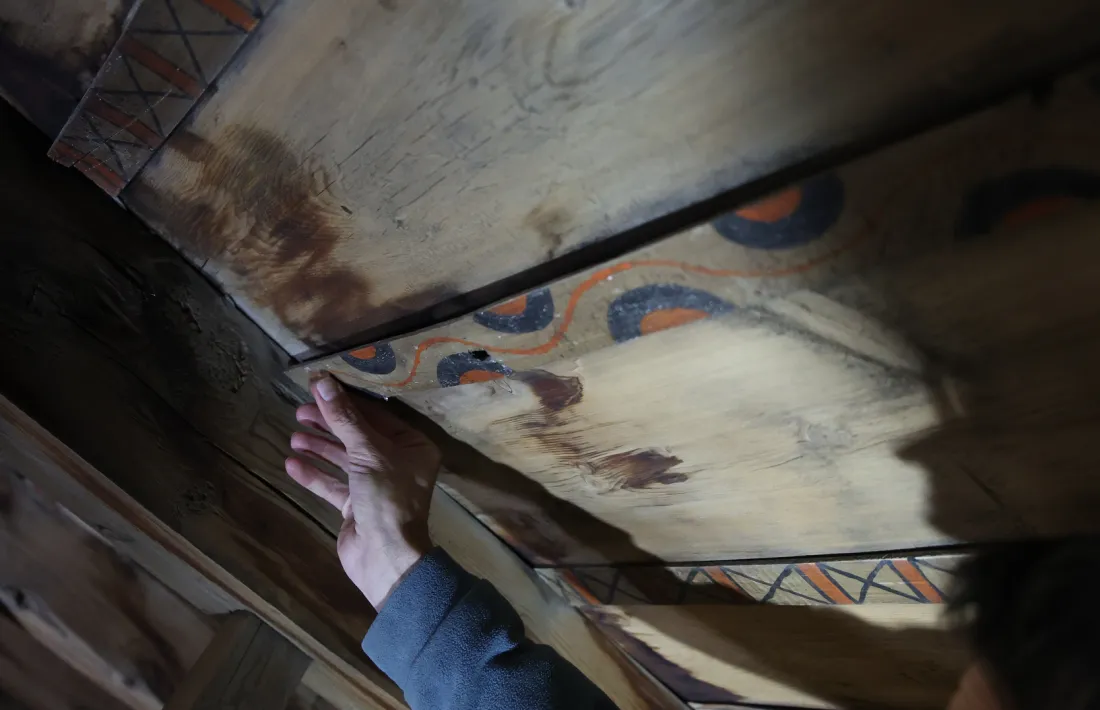 Detall de la decoració geomètrica de la coberta.