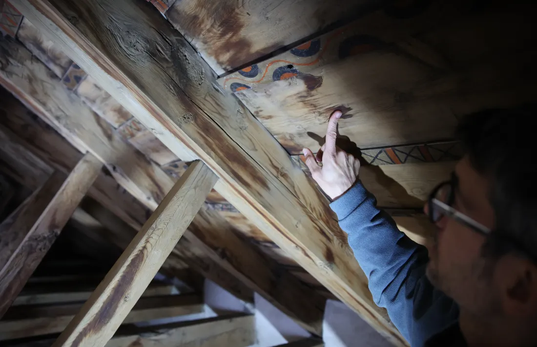 Detall de la decoració geomètrica de la coberta.