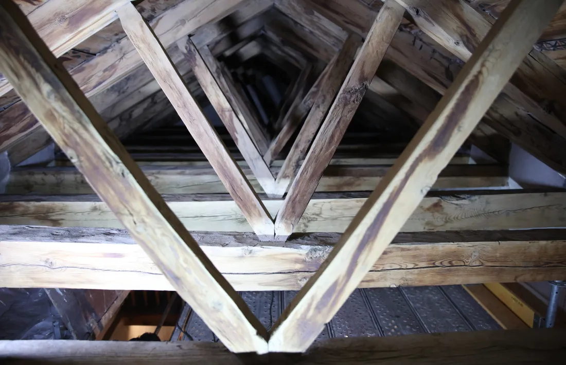 Les bigues i tirants de la coberta constitueixen una estructura espectacular que ha resistit un mil·lenni.