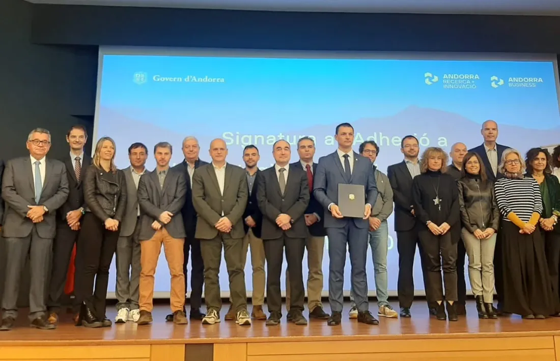 Els representants de les comissions que s’han adherit a l’Estratègia Nacional d’Innovació i Emprenedoria després de la signatura.