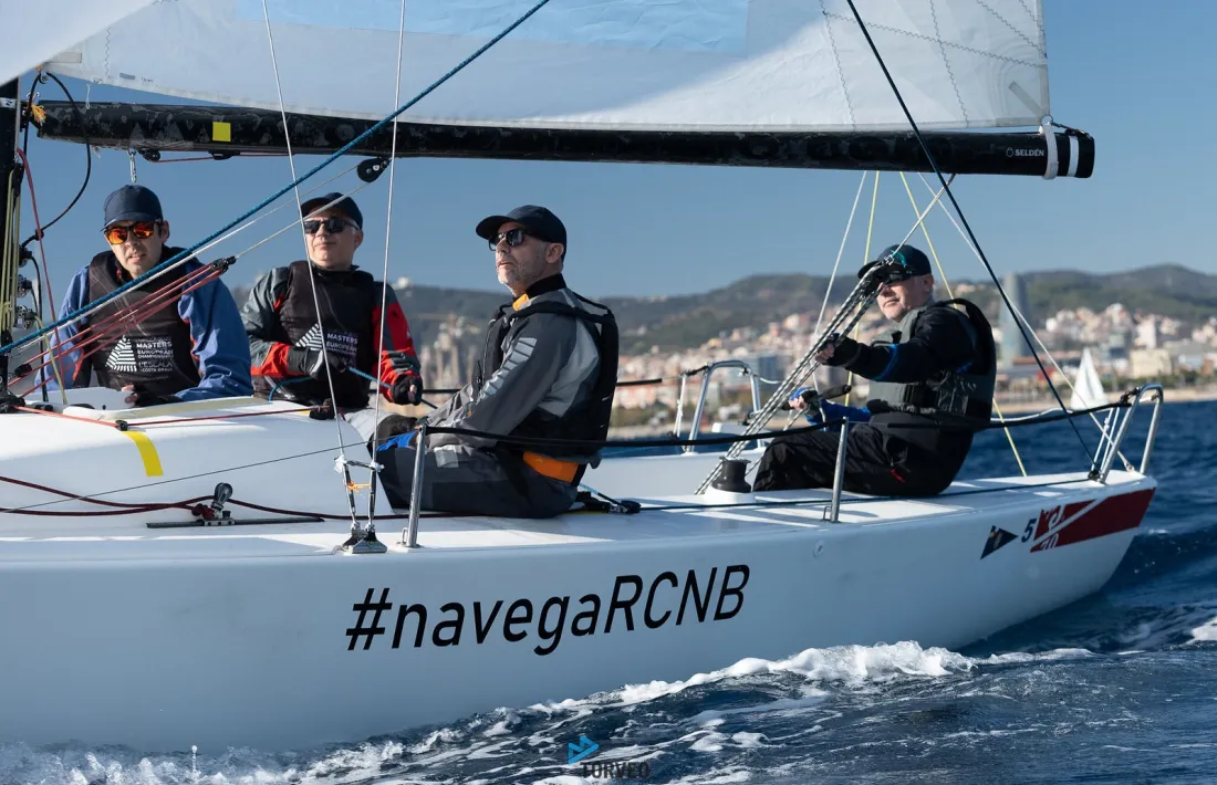 La tripulació del Blackpatt en plena regata. Foto: Oscar Torveo / RCNB