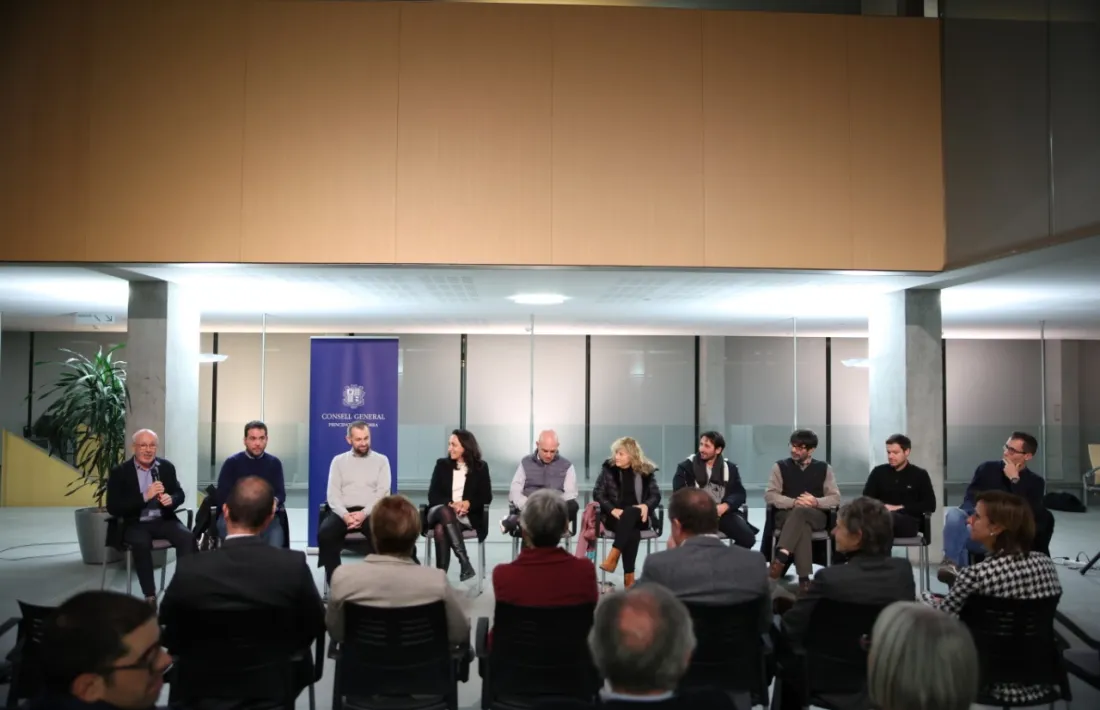 Els deu historiadors que van participar al col·loqui, en la sessió oberta al públic amb què va concloure la jornada.