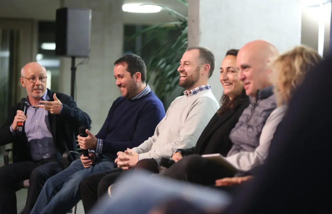 Josep Capdeferro, prfessor a la Pompeu Fabra (a l'esquerra, amb micròfon) va exercir com a coordinador del col·loqui.