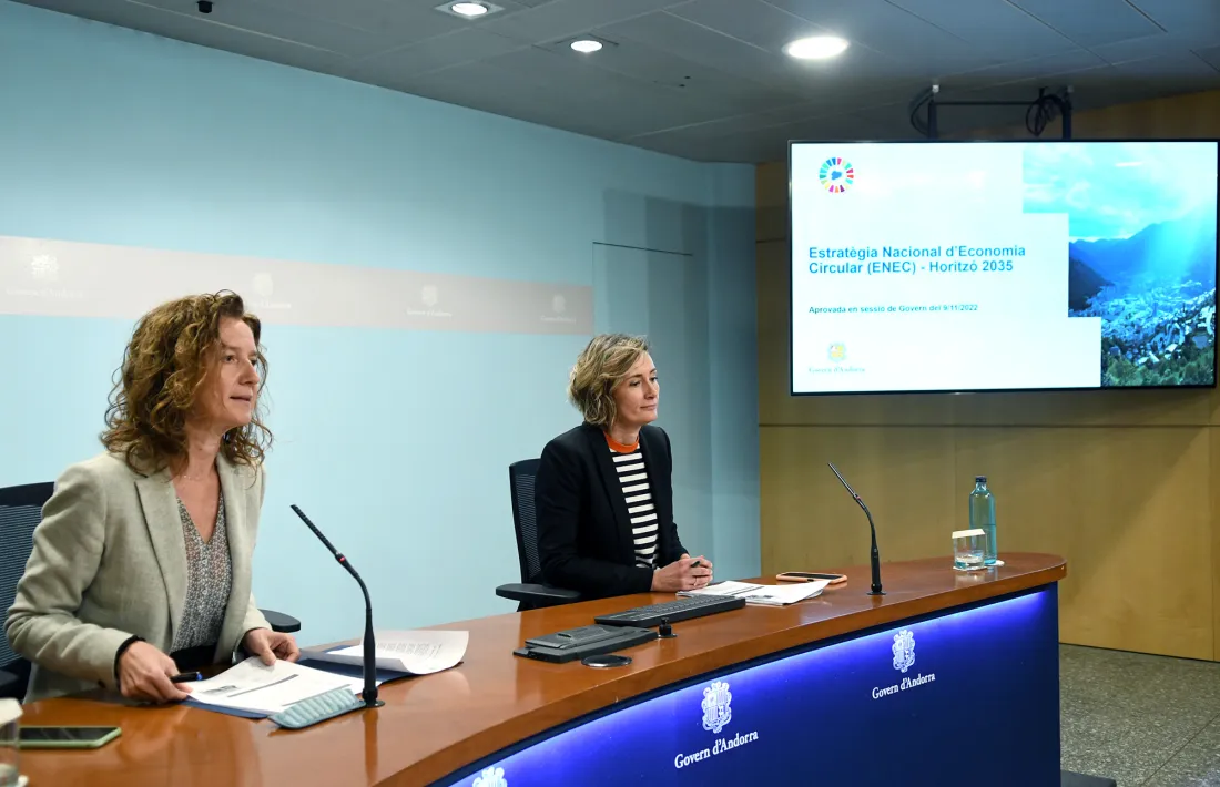 La ministra Sílvia Calvó i la directora de Medi Ambient, Sílvia Ferrer, ha presentat avui l’estratègia d’economia circular.
