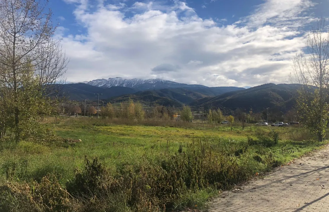 Vista dels terrenys previstos perquè s’hi construeixi el futur equipament residencial per a la gent gran. 