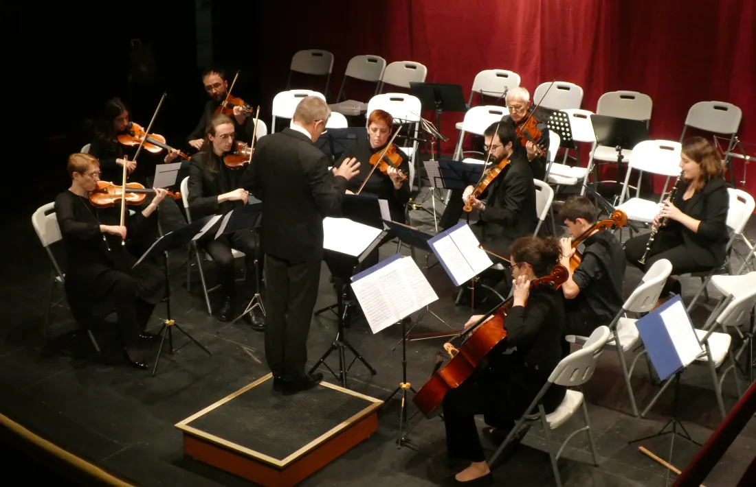 Membres de l'orquestra, dirigits per  Sokhatskyy.