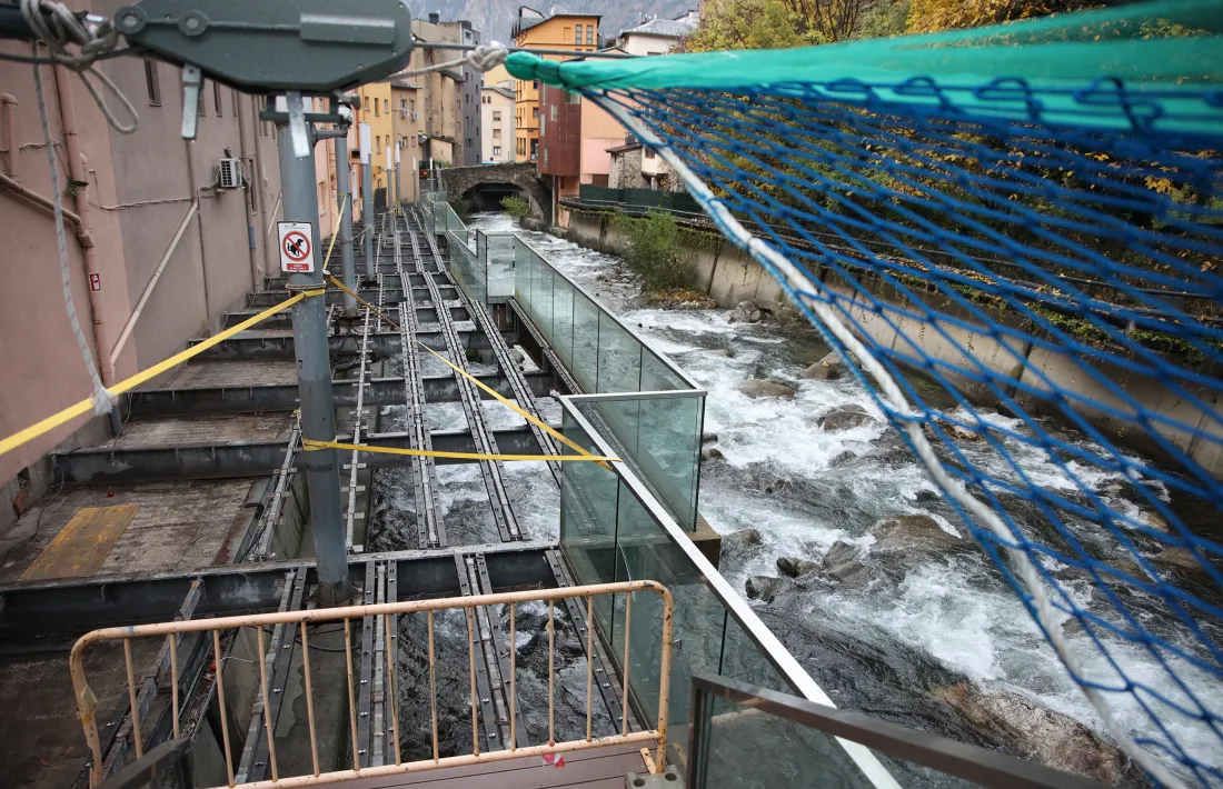 El passeig del Riu entre l'edifici Caldes i el pont d'Engordany, totalment aixecat.