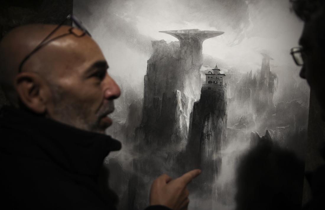 Sánchez, davant de ‘Des de l’interior del seu refugi Casi Arajol contempla la immensitat de la Creació'.