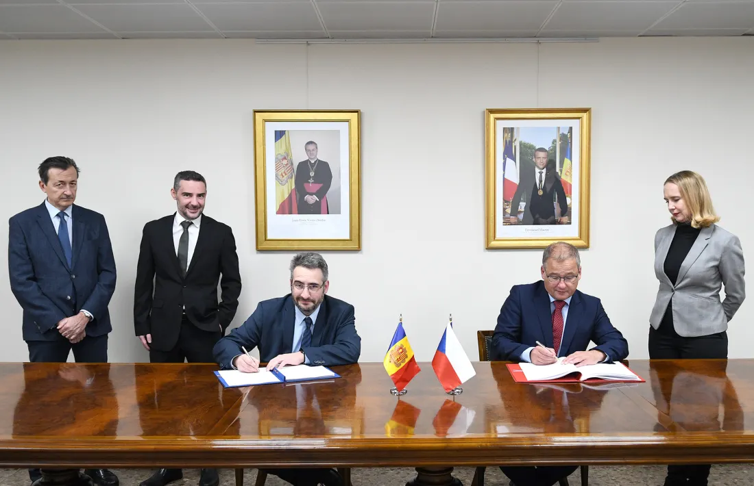 El ministre de Finances i portaveu, Eric Jover, i l’ambaixador de la República Txeca a Andorra, Ivan Jancárek, avui.