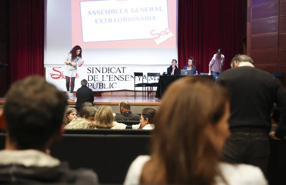 Un moment de l’assemblea extraordinària del SEP, aquest vespre.