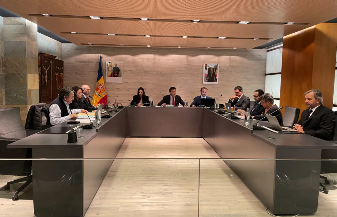 Els consellers durant la sessió de consell de comú d'Ordino.