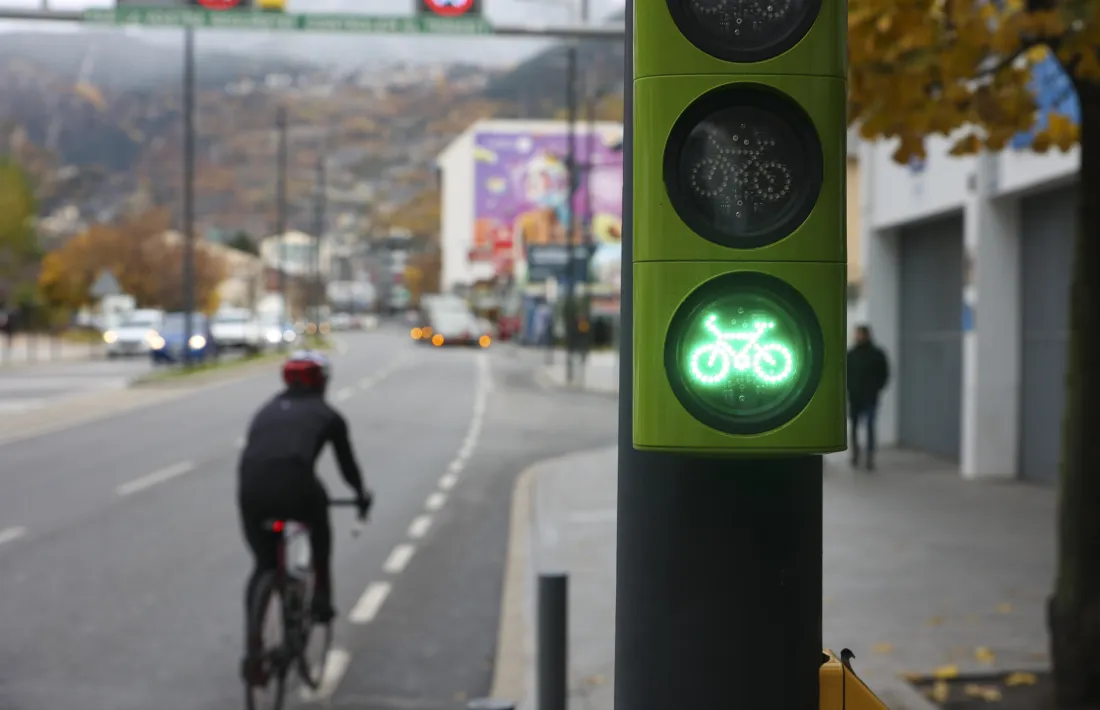 Un ciclista passa el semàfor en verd a l'avinguda Tarragona.
