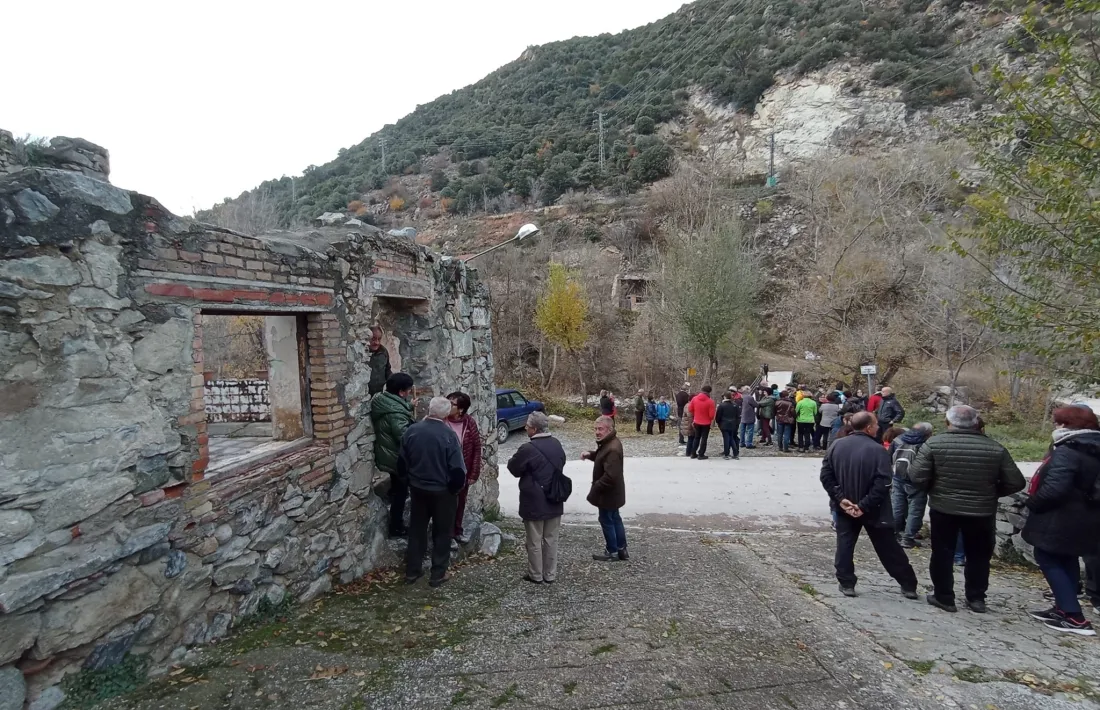 Imatge de la visita guiada per Albert de Gràcia al desaparegut Pont de Bar. 