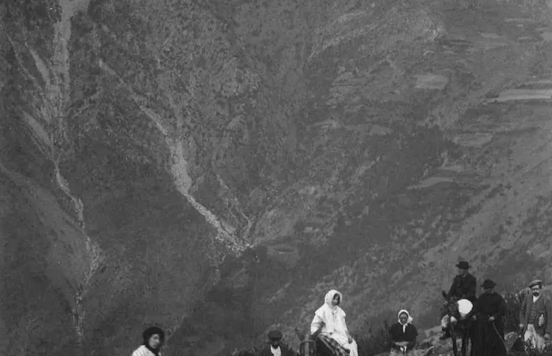 Principis de segle XX: comitiva nupcial camí del santuari de Canòlic.