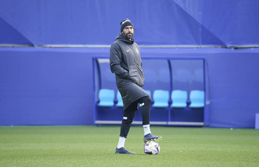 Eder Sarabia, tècnic de l’FC Andorra, amb la pilota sempre al seu bàndol.