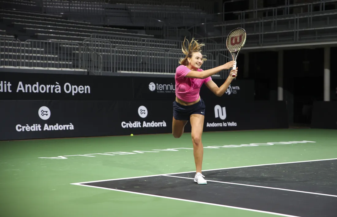 Vicky Jiménez, somrient durant l’entrenament al Poliesportiu d’Andorra d’ahir a la tarda, debutarà dimecres al Crèdit Andorrà Open.