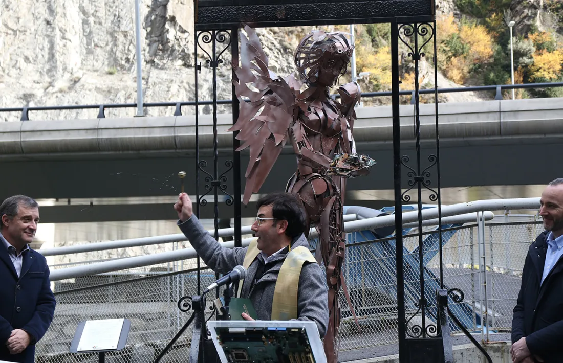 Mossèn Pepe Gisbert beneïnt l'obra Àngel Precibernètic.