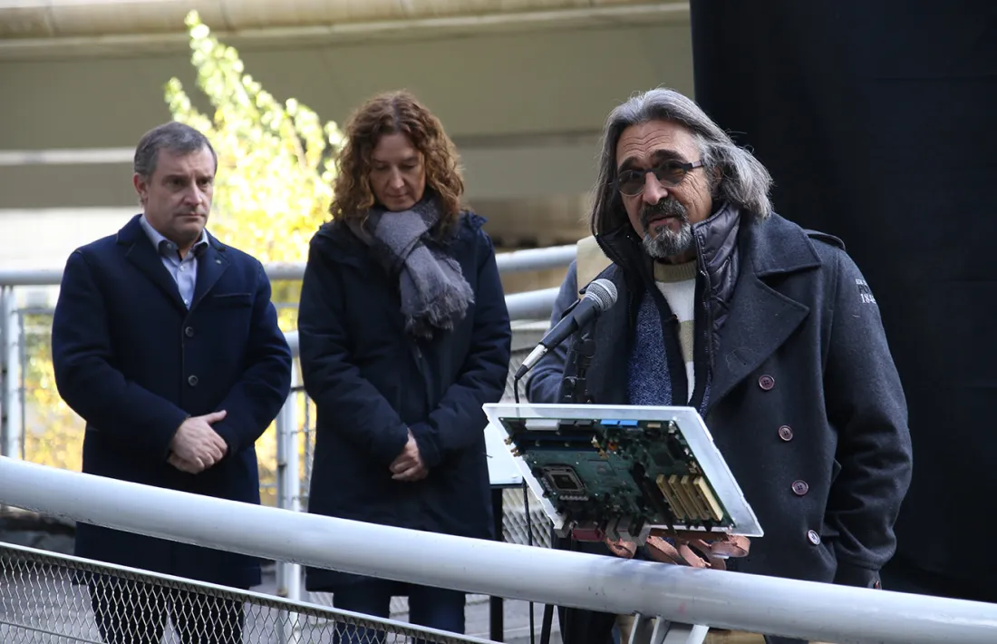 L'artista Philippe Lavaill durant la inauguració de l'obra Àngel Precibernètic.