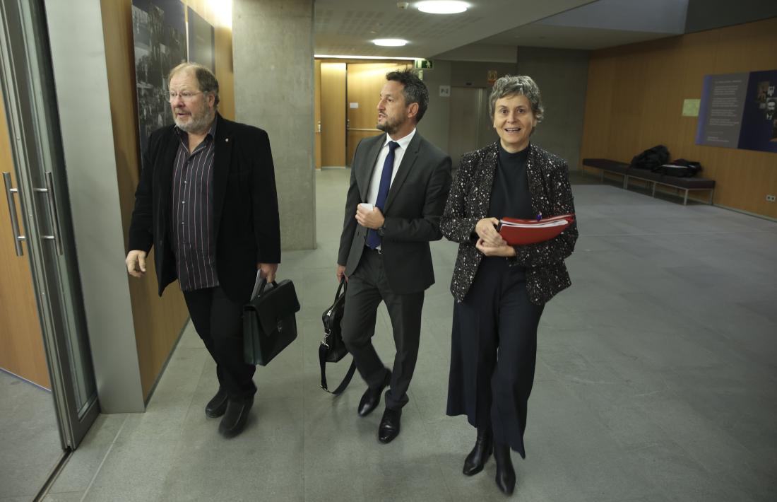 Els parlamentaris del PS Jordi Font, Pere López i Susanna Vela dirigint-se a l’hemicicle en la darrera sessió del Consell General.