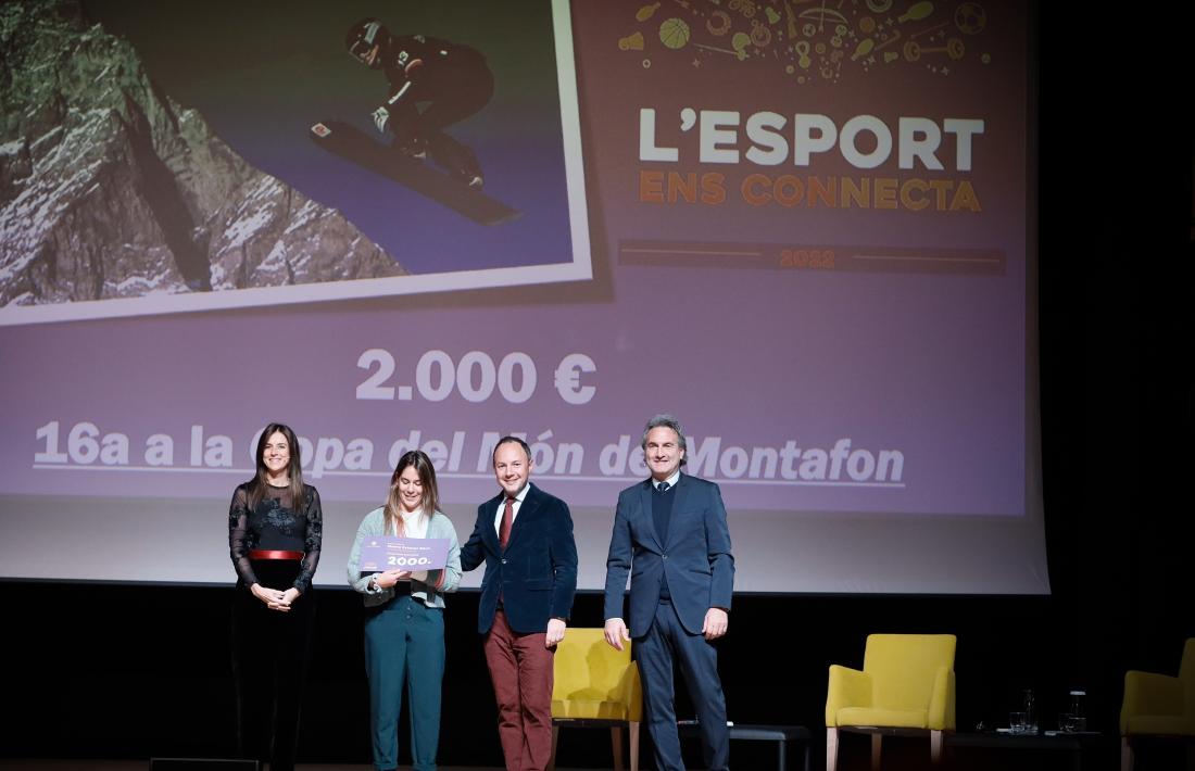 Maeva Estevez, surfista de neu de la FAE, va rebre 2.000 euros de premi. 