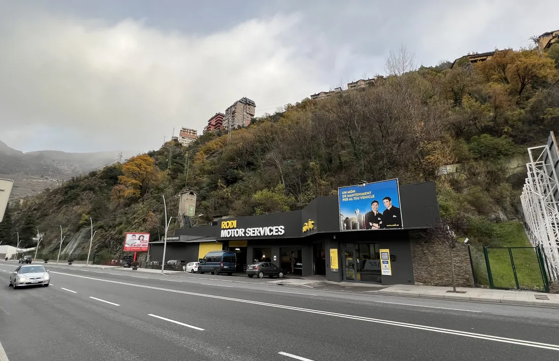 Vista del terreny cedit per fer possible el projecte de pisos amb serveis per a persones grans.